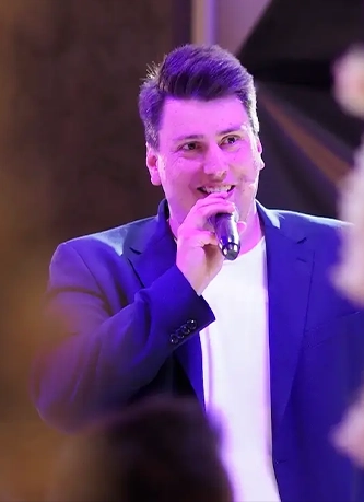 Mentalist Florian Dolar bei einer Bühnenshow vor Publikum