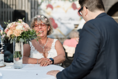 Mentalist unterhält Hochzeitsgäste beim Sektempfang, während das Brautpaar beim Fotoshooting ist