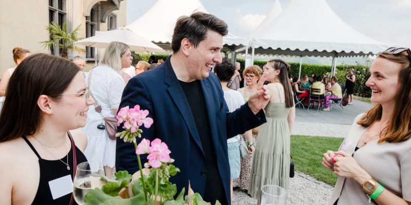 Mentalist Florian Dolar unterhält eine stehende Gruppe bei einem Firmenevent