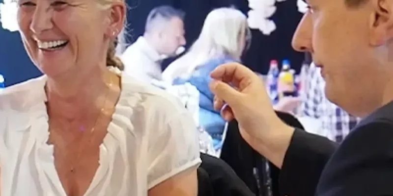 Hochzeitsgästin lacht während einer Close-Up-Vorführung von Mentalist Florian Dolar