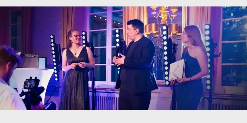 Florian Dolar auf der Bühne bei einer Mentalmagie-Show mit zwei Gästen aus dem Publikum
